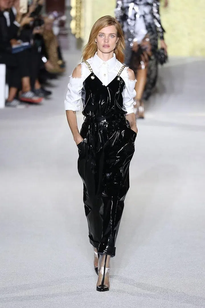 Natalia Vodianova opens the Balmain Spring 2018 show. Photo: Getty 