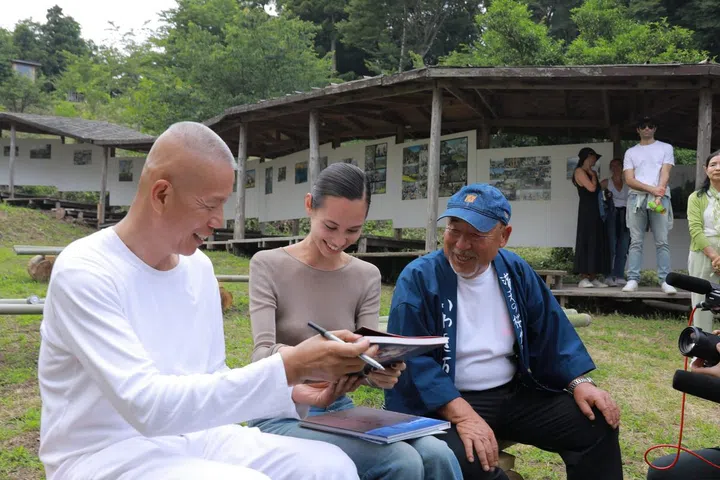 Cai Guo-Qiang (left) sharing a moment with Kiko Mizuhara & Tadashige Shiga.
