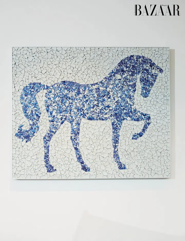 An art piece created from broken ceramic pieces.
Photo: Gan