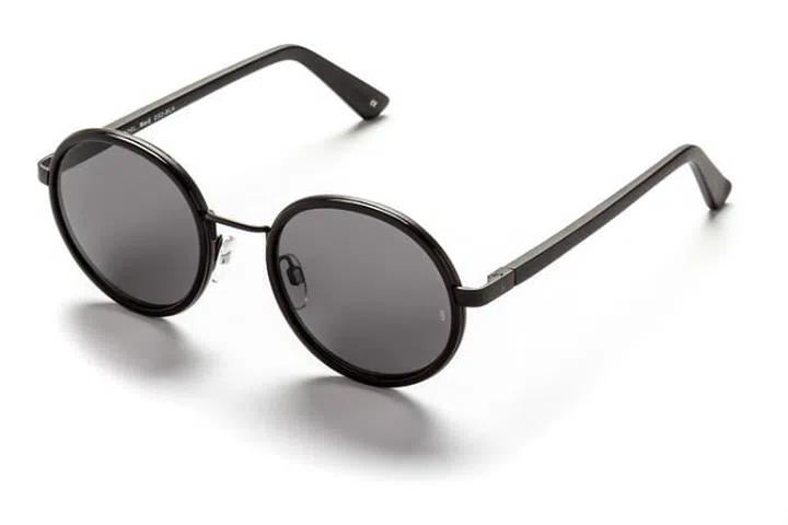 Round black frames ooze a classic style that's perfect for all occasions. (Photo: Sunday Somewhere)