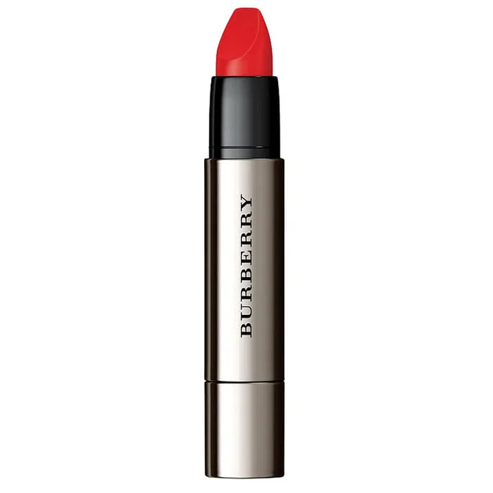 Its unique flat tip defines lip contours and delivers all-day coverage with just one swipe. 