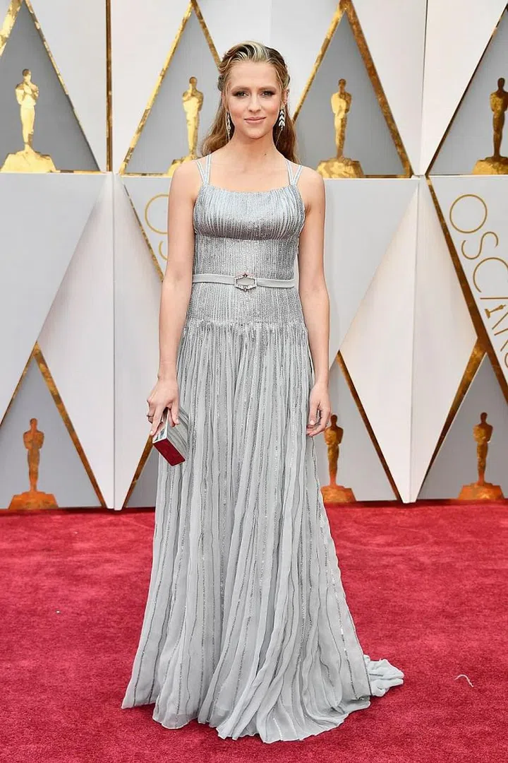 Karlie Kloss looked sleek and statuesque on last night's red carpet, pairing a minimal Stella McCartney gown with a Nirav Modi diamond floral choker and earrings. Her look would perfectly suit the bride who considers herself more of a modern gallery girl than a hopeless romantic. 