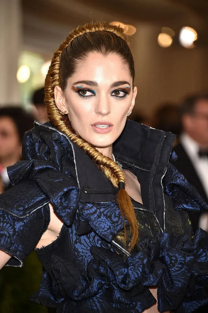 Sophia's severe ponytail was styled into a sleek fishnet braid, giving the look a bold sophisticated vibe (Photo: Getty)