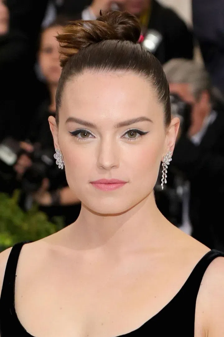 "I wanted to keep Daisy's make up classic and glamorous, to go with the dress. I wanted her skin to glow while adding a little drama to the eyes," says Quynh. She used a mix of EX1 foundations, concealer, powders and blushes. She used Surratt Beauty Artistique Eyeshadow in Soie as a base, traced a black gel liner, a few coats of mascara , and then finished with Nars lipstick in Brigette. Photo: Getty 