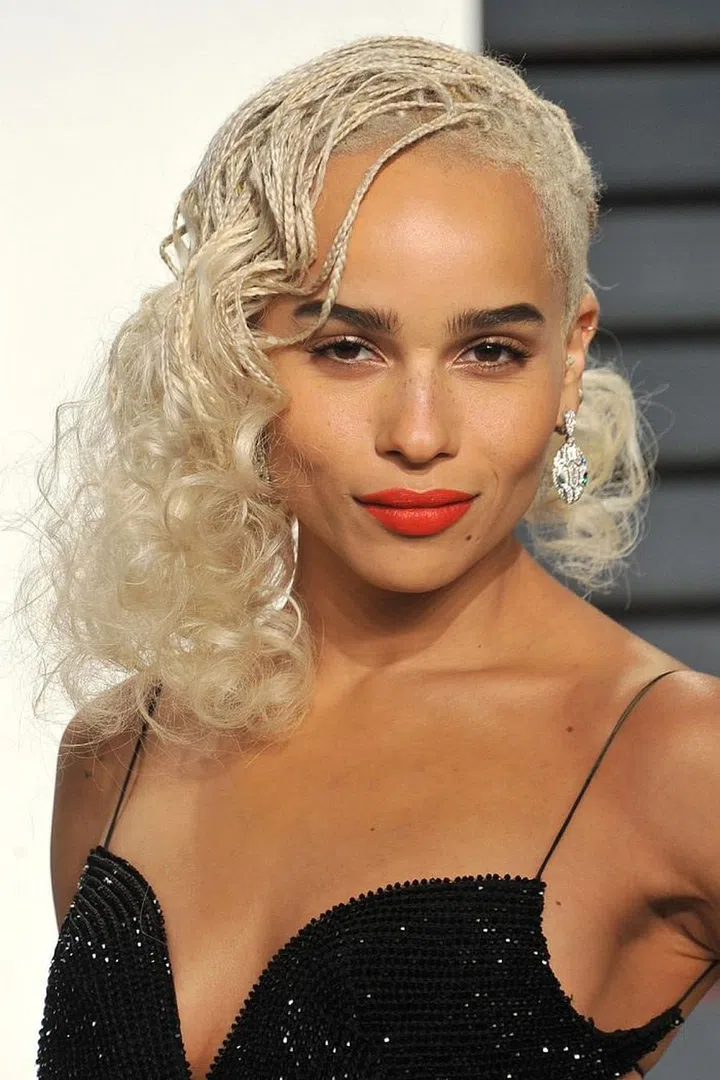 This is the classic silhouette of finger waves, reconstructed on Zoe Kravitz with intricate braids that open into soft curls. Photo: Getty 