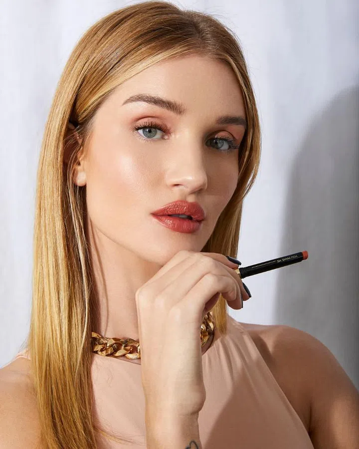Rosie Huntington-Whitley Shares Tips On How To Look Good for Your Zoom Meetings-hourglass - 3