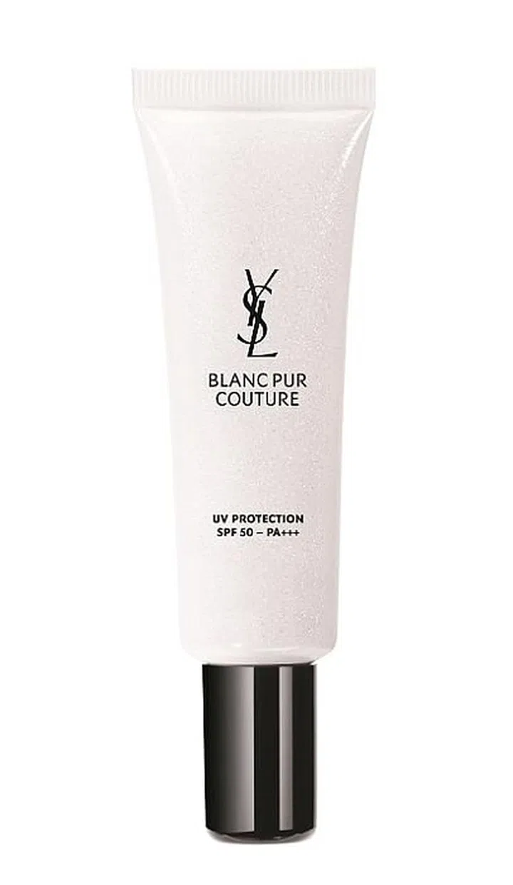 This sheer sunscreen fights spots, replenishes lost moisture and conceals enlarged pores to create the perfect base for makeup application.