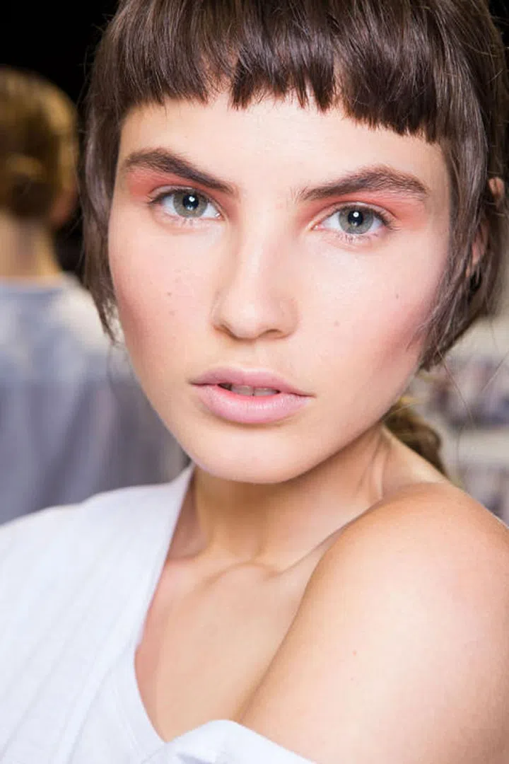 At Emilio De La Morena, pink eyeshadow was softly blended above the creases.