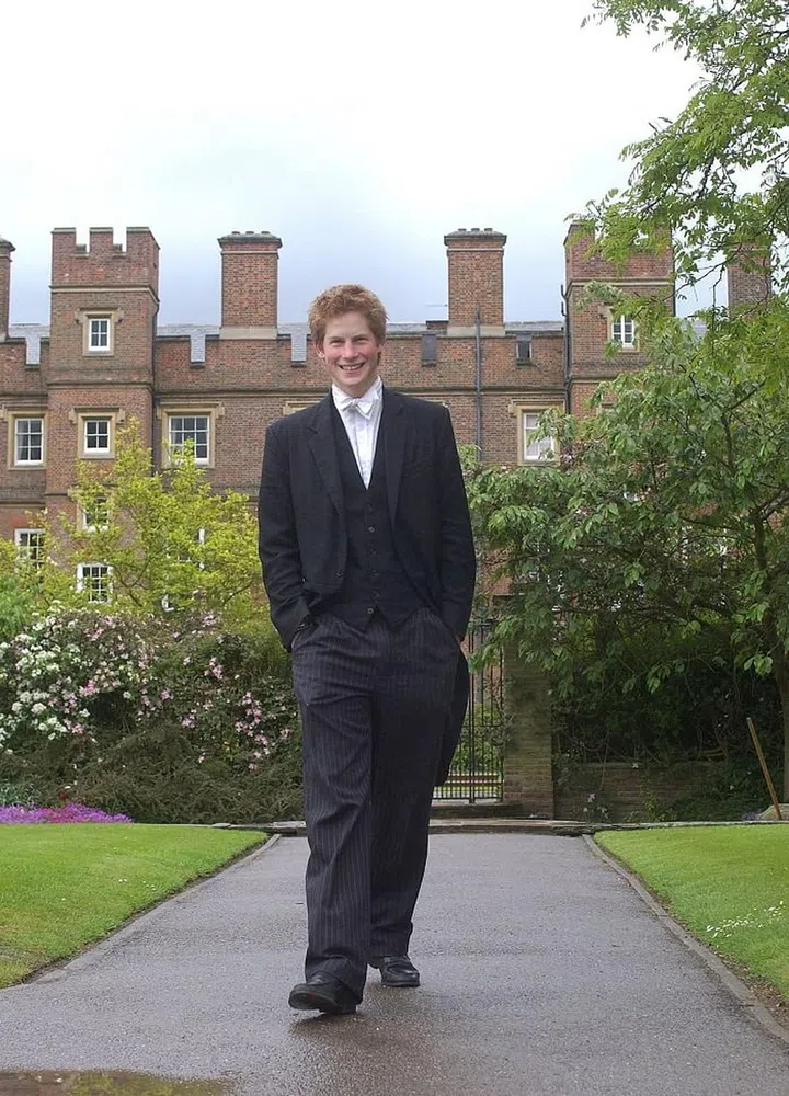 The story goes that Prince Charles reportedly made Harry visit Featherstone Lodge Rehabilitation Centre in Peckham for just ONE SINGLE DAY in order deal with the fact that he was getting slightly too turnt. St James's Palace wasn't exactly forthcoming about the issue, saying, "This is a serious matter which was resolved within the family, and is now in the past and closed."