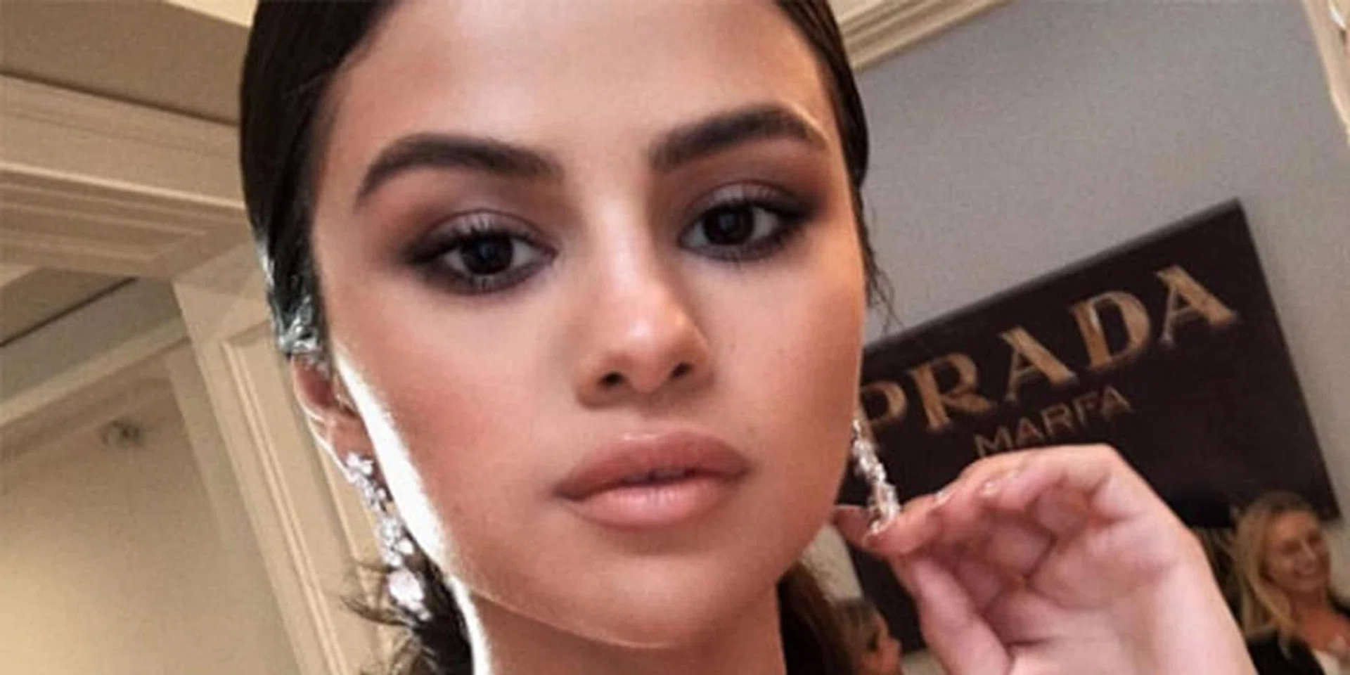 Selena Gomez Makes Her Comeback At The 2016 AMAs