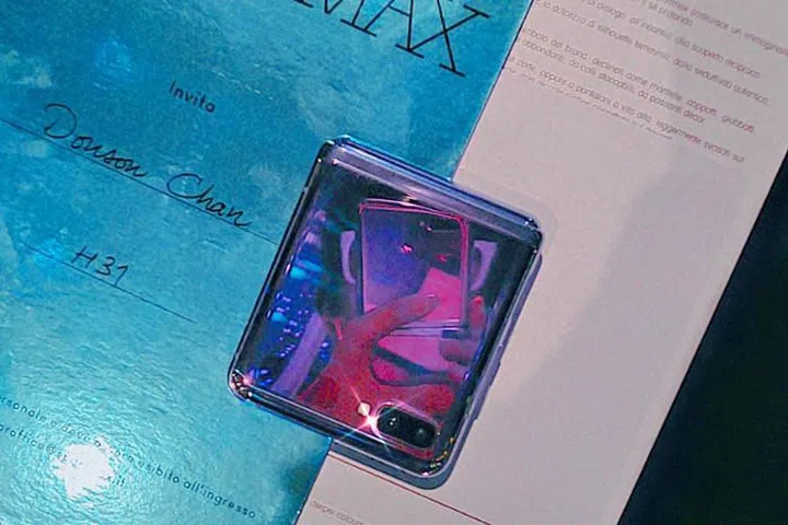 Samsung Galaxy Z Flip at Sportmax show seat.