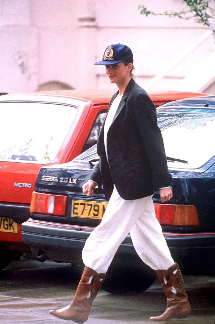 Not what you expected, eh? That's what makes it so great and modern, as the celebrity-off-duty look in beta. Or alpha. Princess Diana
