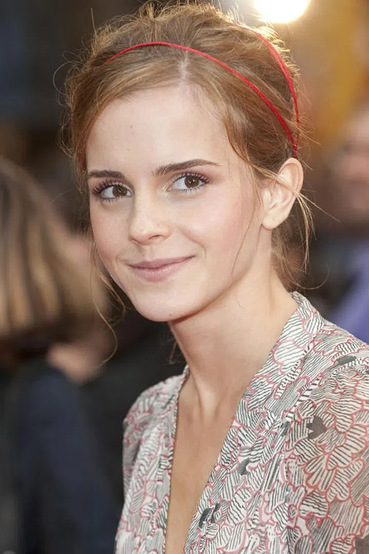 This two-piece headband matched the delicate red details in her dress.