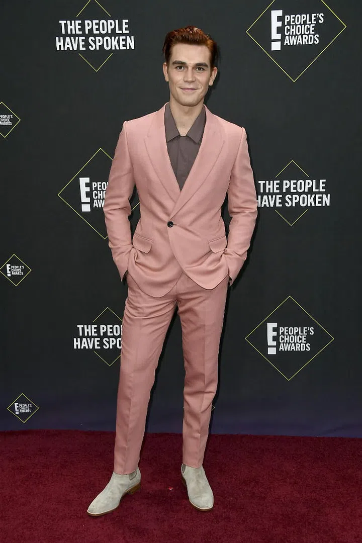 KJ Apa keeps to a sleek blush pink palette in a full Ermenegildo Zegna XXX ensemble.

Photo: Getty