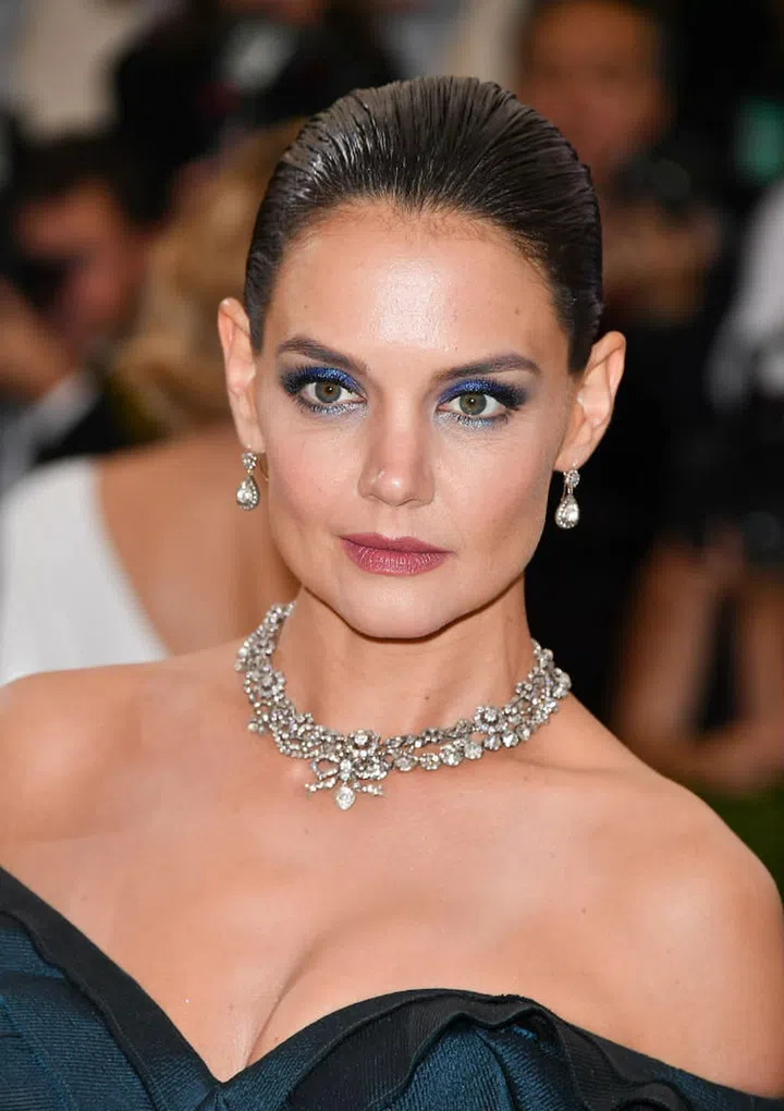 Holmes highlights her eyes in two different shades of metallic blue, adding a twist to an otherwise classic look (Photo: Getty)