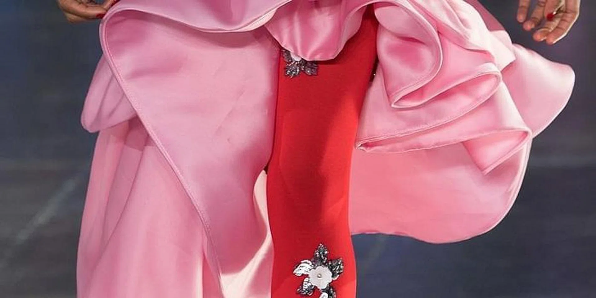 How to wear pink and red