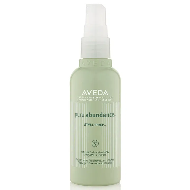 A blend of corn-derived polymer, rice bran, acai oil and acacia gum coats fine and flat hair for weightless volume that lasts all day.