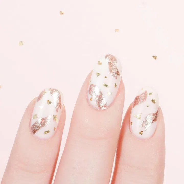 A white manicure looks more festive with stripes of rose gold. Photo: @cassmariebeauty