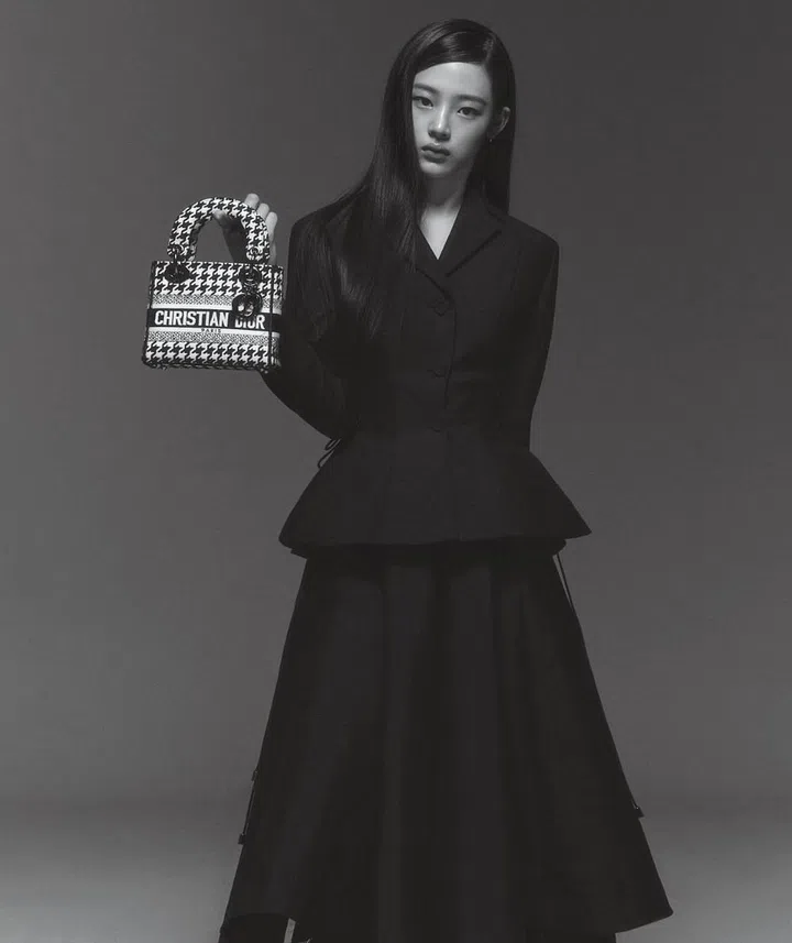 On Minji: Jacket; skirt; houndstooth Lady D-Lite mini bag, Dior.

Photo: Park Jongha