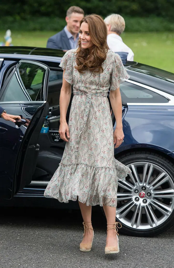The Duchess of Cambridge has been named the new patron of the Royal Photographic Society, taking over from the Queen. 

She visited a photography workshop co-hosted by the institution, wearing a Ridley London printed sun dress with fluttery sleeves and a tie waist belt, and lace-up espadrilles―a perfect summer combo.