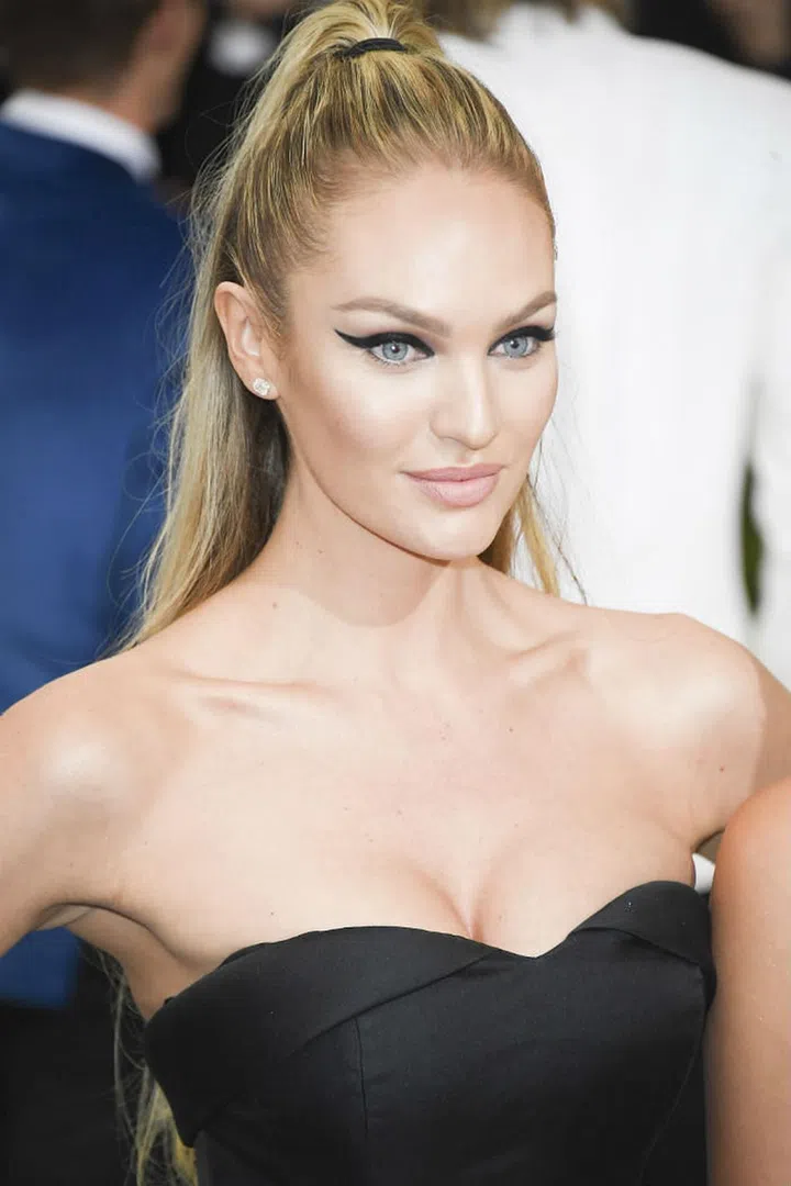 The glowing supermodel mom keeps her makeup simple, bringing attention to her peepers with a sleek and sharp wing tip (Photo: Getty)
