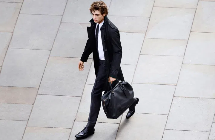 The bottle is inspired by Burberry’s iconic black trench coat, with its button serves as the cap and it’s accentuated with a knot of gabardine ribbon.