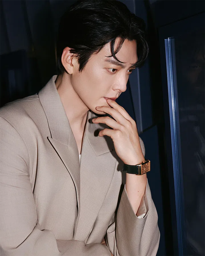 kim woo bin wearing beige suit jaeger lecoultre reverso | the dream shaper exhibition shanghai