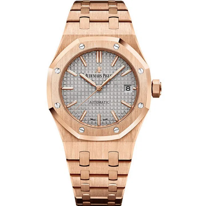 The Royal Oak by Audmars Piguet has been a favourite of both sexes since it first launched in the 1970s. Its smooth stainless steel bracelet, the iconic “tapisserie” dial and octagonal bezel make this piece a great one for every day wear.
Photo: Audemars Piguet