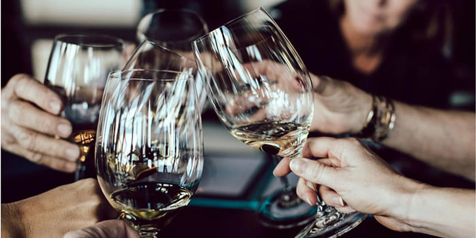 hbsg-best-wine-bars-for-girls-night-out