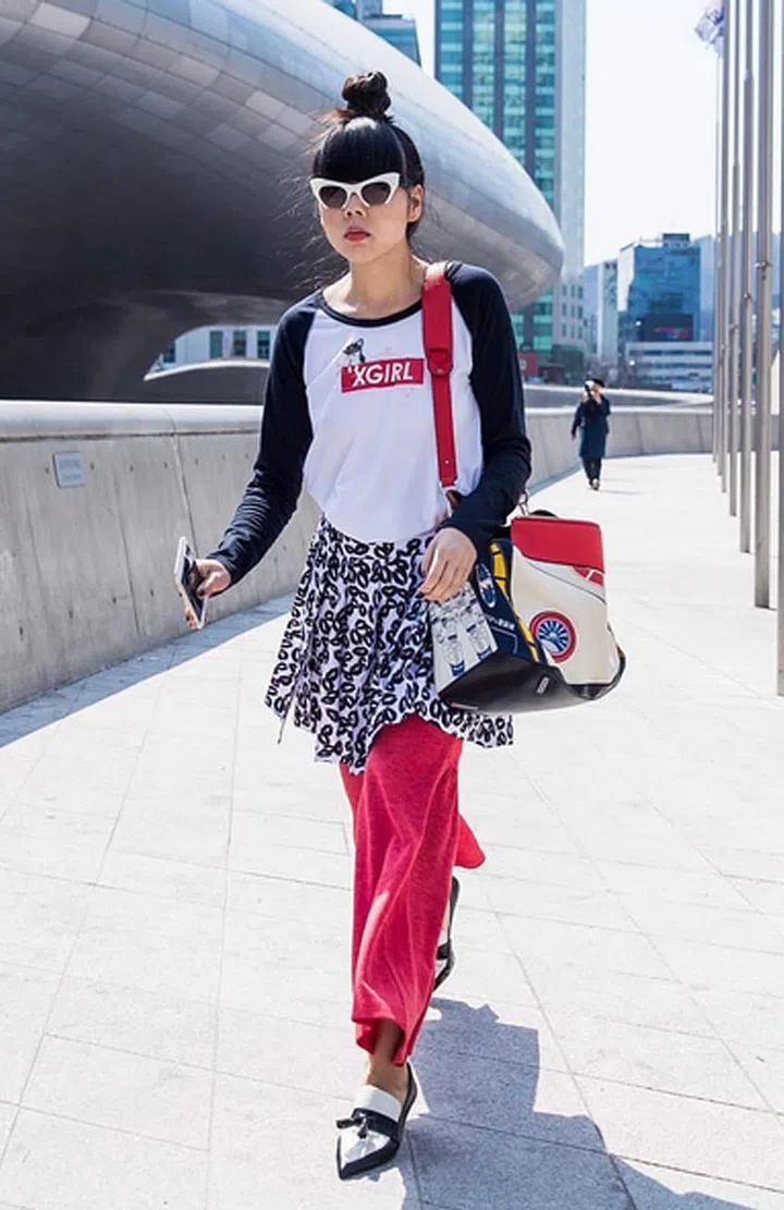 This is essentially a do-it-yourself peplum. Add a bit of flounce to your step by draping a skirt over flared jeans or formal trousers. Trot around town and feel like Carrie Bradshaw in her iconic tutu ensemble—minus the tutu. Photo: Instagram/@halopeoplekr