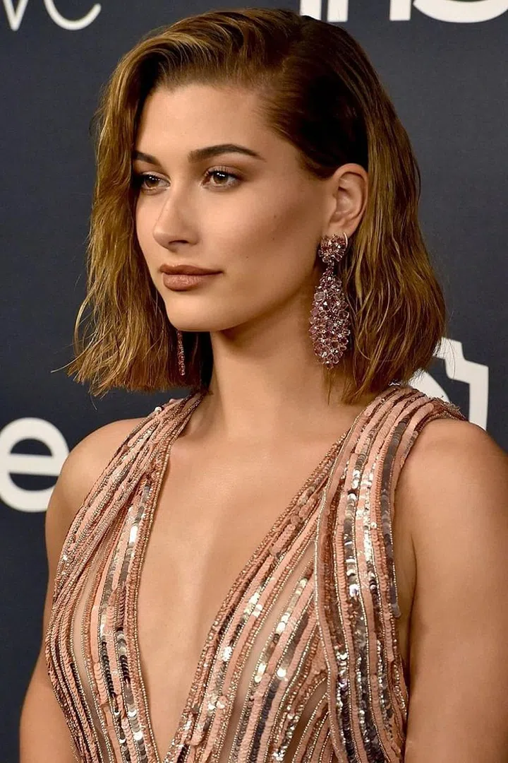 Rocking a faux brown-red bob and makeup to match, we almost didn't recognize Baldwin at an after party last night.