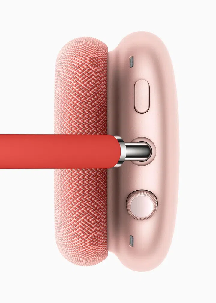 The Digital Crown provides precise volume control and the ability to play or pause audio, skip tracks, answer or end phone calls, and activate Siri. The noise control button easily switches between Active Noise Cancellation and Transparency mode.
