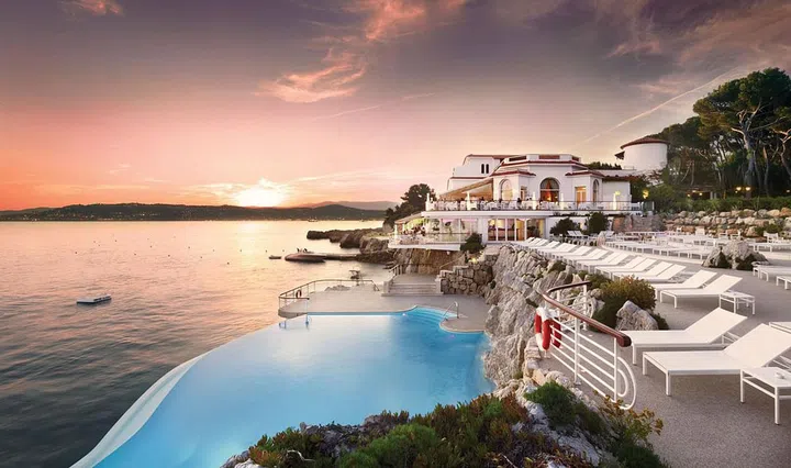 Hotel du Cap has been a Hollywood go-to since the beginning of the 20th century, playing host to the industry heavyweights that make the annual pilgrimage to the French Riviera for the Cannes Film Festival.

This May, Hotel du Cap hosted the amFAR Gala for the 9th year running, as well as the De Grisogono Party, which saw its lush grounds transformed into a black tie extravaganza. Over the years, the iconic hotel has hosted everyone from JFK to the Victoria’s Secret Angels. And, Orlando Bloom and Katy Perry notoriously announced their relationship at Hotel du Cap via an Instagram of themselves sprawled on the front staircase in their bathrobes.