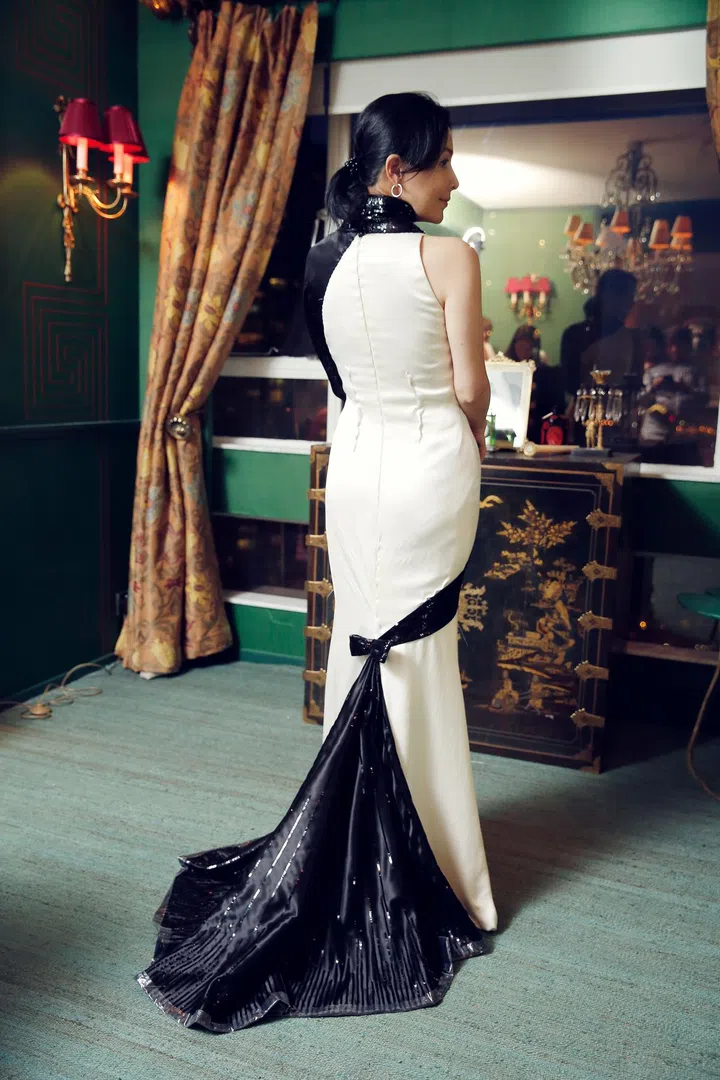 The back of Carina in the stunning Schiaparelli Couture.