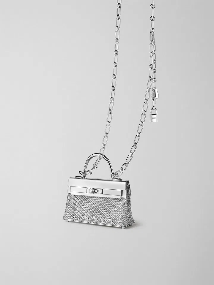 Sac Bijou Kelly in silver.