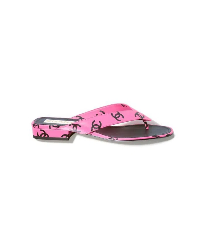 Dark pink and black sandals in printed leather (Photo: Chanel)