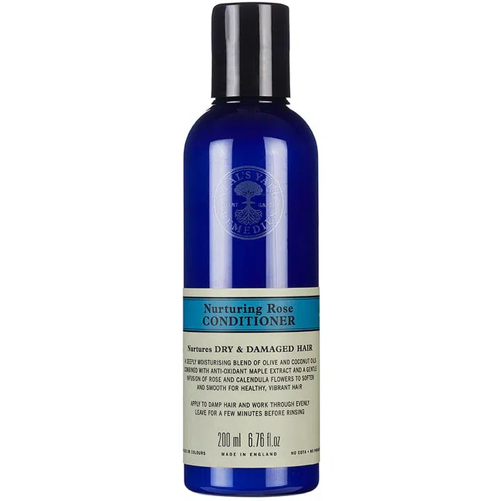 Packed with extracts of
maple, rose, calendula, olive and coconut, this deeply replenishes dry and rough ends, and also restores shine to lacklustre locks.