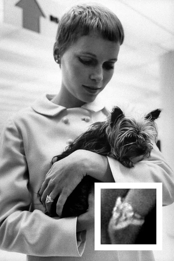 Farrow was given a 9-carat pear-shaped diamond ring from Frank Sinatra when he proposed in 1966.

Photo: Getty 