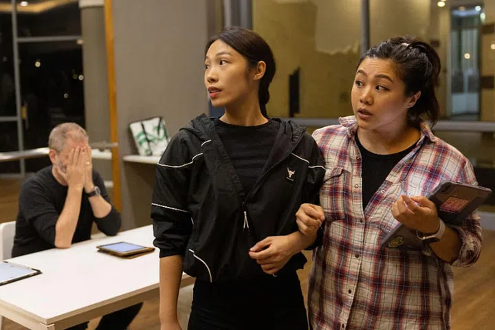 L-R Kimberley Kiew (Julia) strives to keep up with the “perfect” life of her sister, Kimberly Chan (Melanie), when she drops in on her after being dumped by her boyfriend.