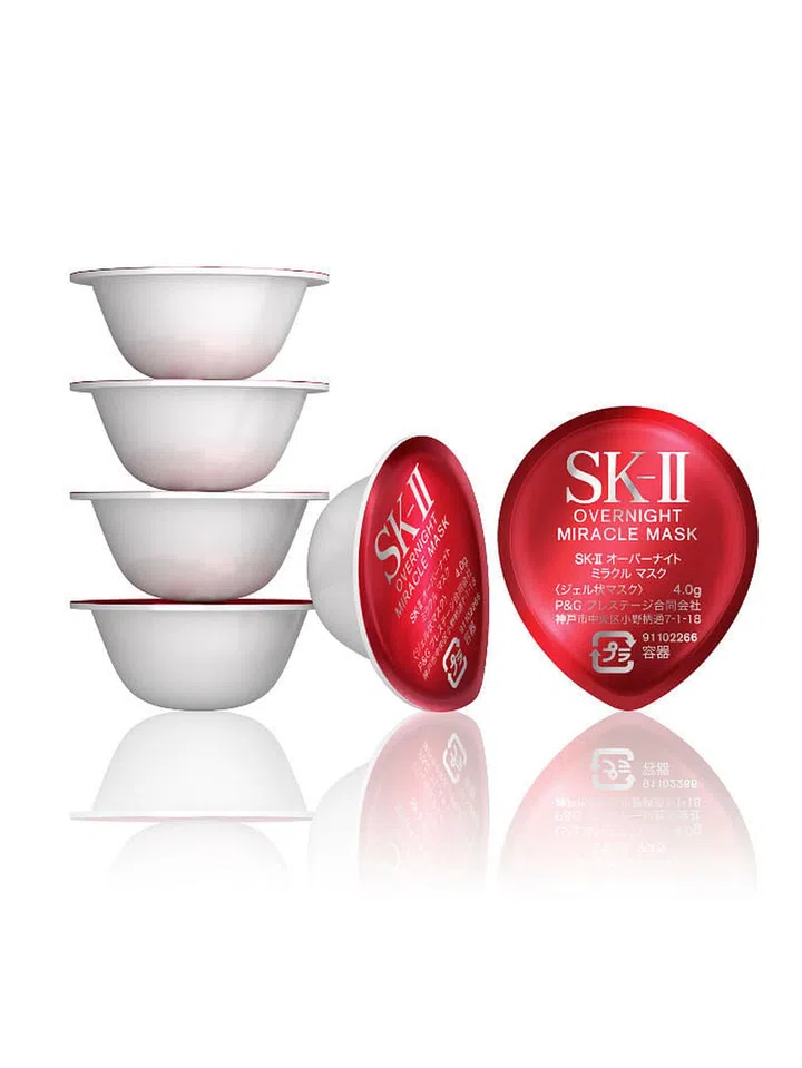 Each capsule douses skin in heavy-duty moisturising ingredients and Pitera for a plump and radiant complexion.