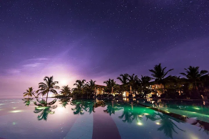 If luxury and tropical charm are high on your holiday priority list, then elegant beach resort Uga Bay is for you. It sits on the shores of Passekudah, widely regarded as one of the most beautiful beach in Sri Lanka. Take your position on a sun lounger and see the infinity pool dissolve into the tranquil blue seas.