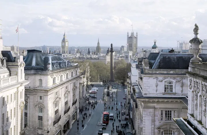 London is filled with contrasts and contradictions, where traditions and urban life meets.