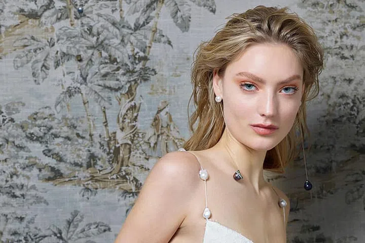 At Danielle Frankel, peach eyes and lips and pushed-back beachy waves looked effortlessly chic—much like the brand itself.