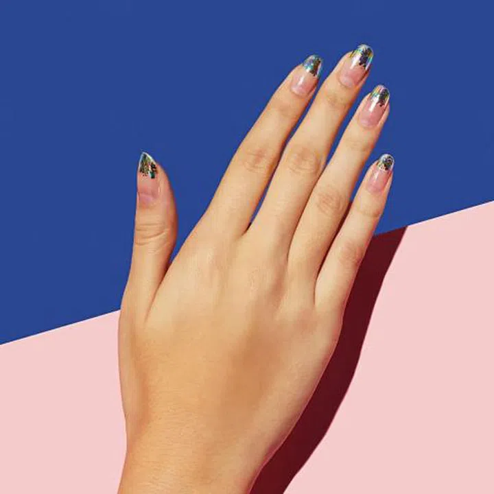 Take the oil spill nail trend to another level by applying the foil just at your tips, leaving the rest of your nail bare. 
Design by @paintbox
