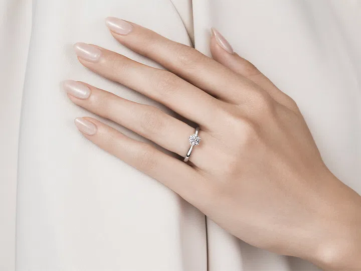 model wearing i-primo diamond engagement ring on hand