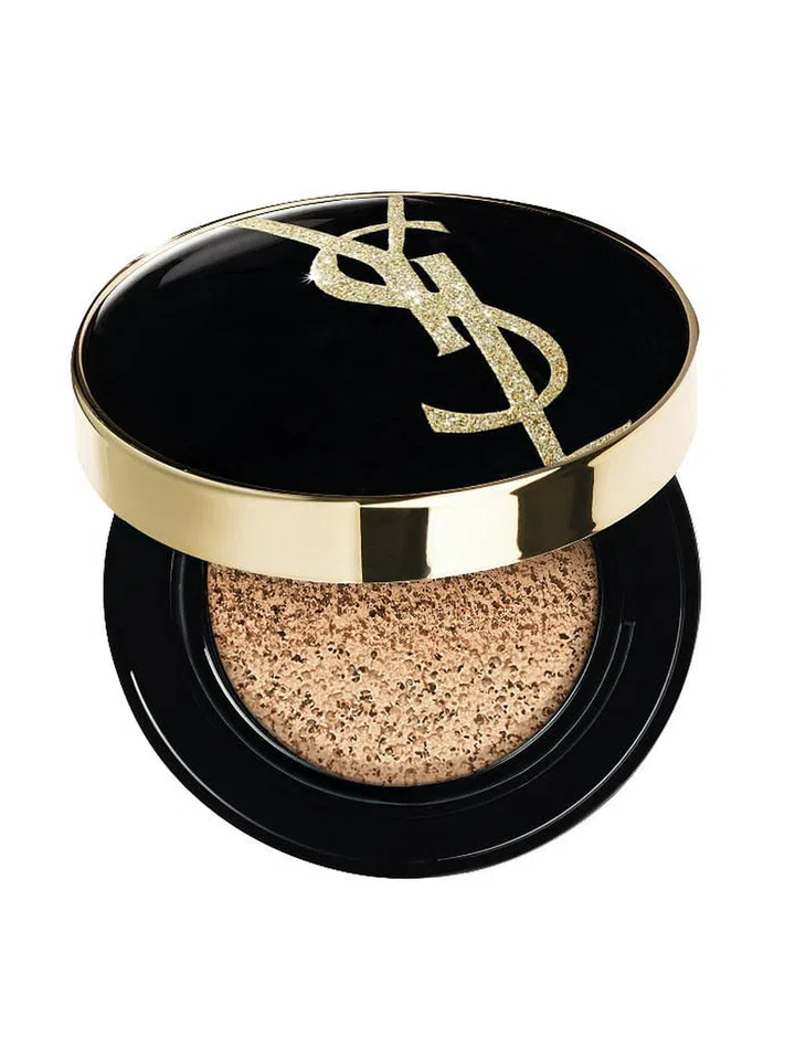 The popular Encre de Peau Le Cushion is now back in a striking, limited edition packaging—perfect for on-the-go touch-ups.