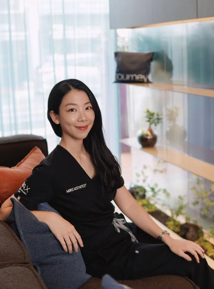 At Journey Aesthetics, Dr Chia Min Shan uses real-time ultrasound imaging to see beneath the skin before she treats it.