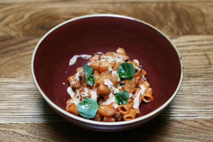 Macaroni pasta topped with a Portobello Bolognese
gratin. Served with a béchamel that is prepared with inactive yeast and nutmeg, finished off with wild
mustard.

Photo: Courtesy of Open Door Policy