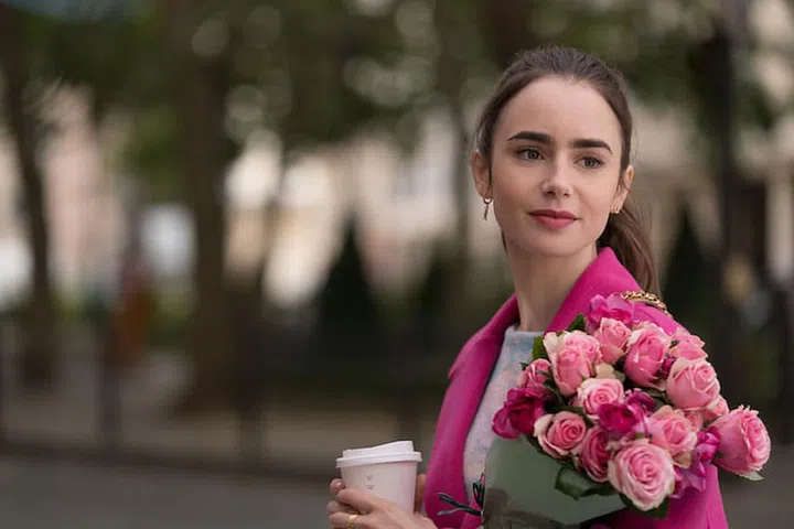 EMILY IN PARIS (L to R) LILY COLLINS as EMILY in episode 104 of EMILY IN PARIS Cr. STEPHANIE BRANCHU/NETFLIX © 2020