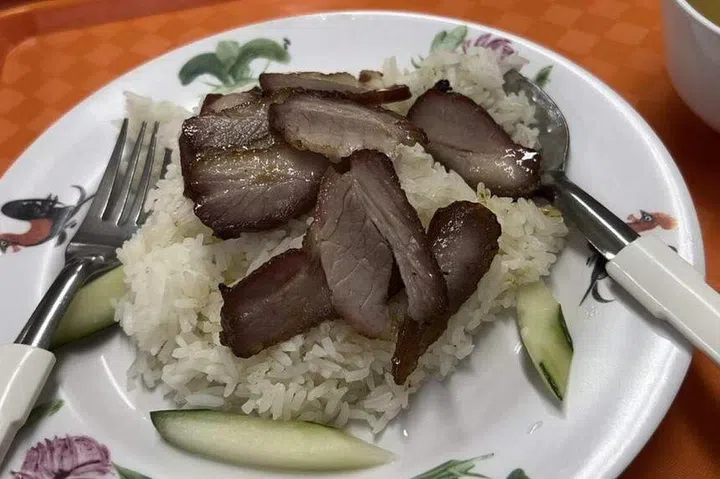 A plate of char siew rice contains around 1,000mg of sodium. The writer ordered it without gravy to reduce her salt intake. ST PHOTO: CHERIE LOK